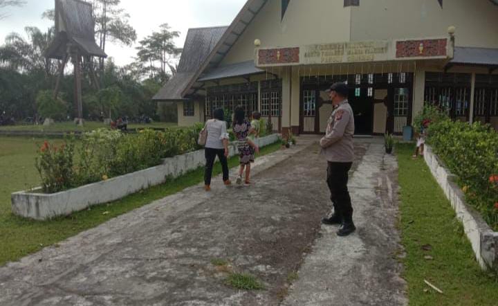 Pengamanan Misa Minggu Oleh Personil Polsek Air Besar