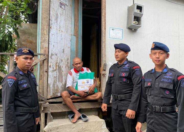 Jelang HUT Bhayangkara Ke-77, Brimob Polda Kaltim Bagi-bagi Sembako Ke Lansia