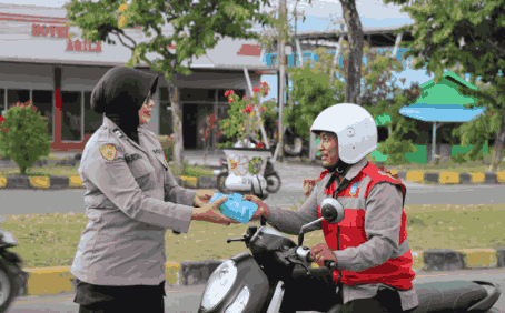 Berbagi Takjil oleh Polwan Polres PPU Membawa Hikmah di Bulan Suci Ramadhan