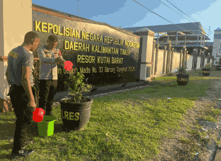 Guna Keasrian Mako, Personil Polres Kubar Lakukan Pembersihan dan Perawatan Tanaman