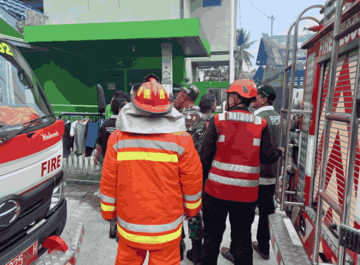 Kebakaran di Jl. Belatuk Balikpapan, Batalyon A Brimob Kaltim Sigap Bantu Pemadaman dan Evakuasi