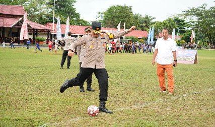 Dansat Brimob Hadiri Pembukaan Tournament Mini Socer U-10 Kapolda Cup, Wakapolda Buka Dengan Tendang Bola Di Lapangan M. Jasin