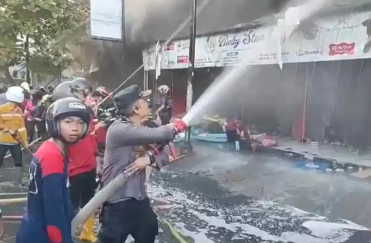 Kebakaran Ruko di Citra Niaga, Kapolsek Samarinda Kota Turun Langsung Bantu Padankan Api