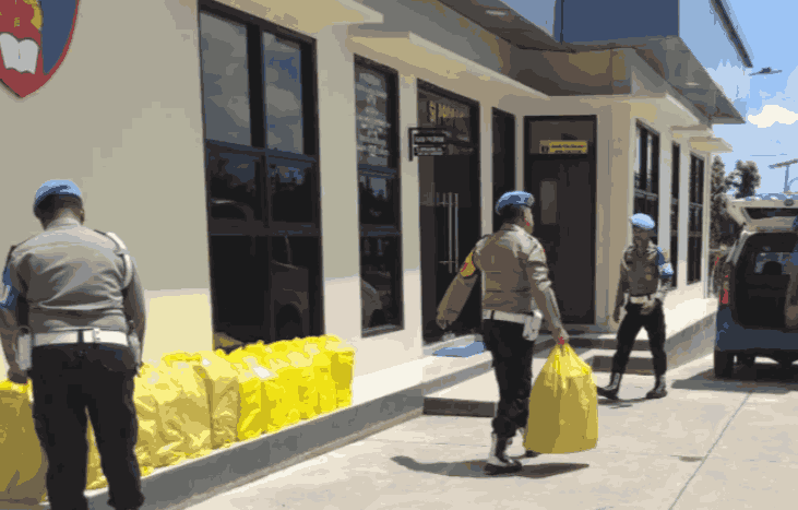 Sie Propam Polres Berau Gelar Kegiatan Jumat Berkah, Bagikan 300 Nasi Kotak di Dua Masjid