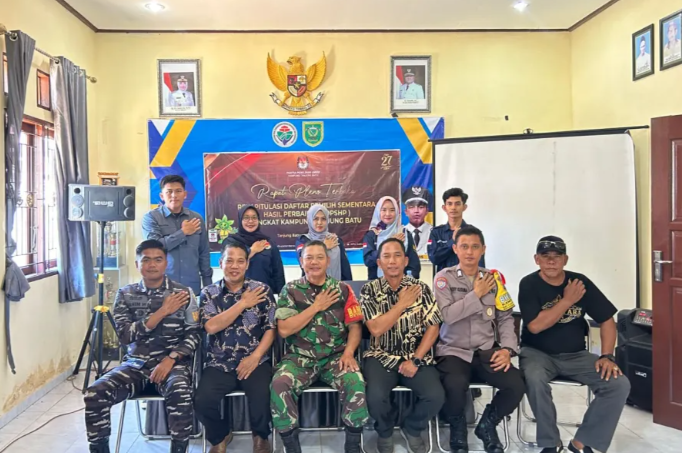 Bhabinkamtibmas Kampung Tanjung Batu Hadiri Rapat Pleno Terbuka Rekapitulasi DPSHP Pilkada 2024, Persiapan Menuju Pemilu yang Tertib dan Aman
