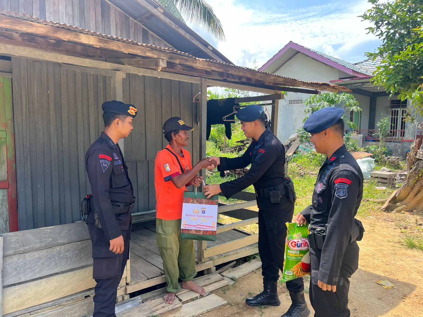 Jumat Berkah, Personil Sat Brimob Polda Kaltim Gelar Aksi Bakti Sosial untuk Warga Yang Membutuhkan