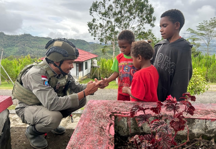 Satgas Ops Damai Cartenz-2025 Gelar Patroli Dialogis di Oksibil untuk Pererat Hubungan dengan Warga
