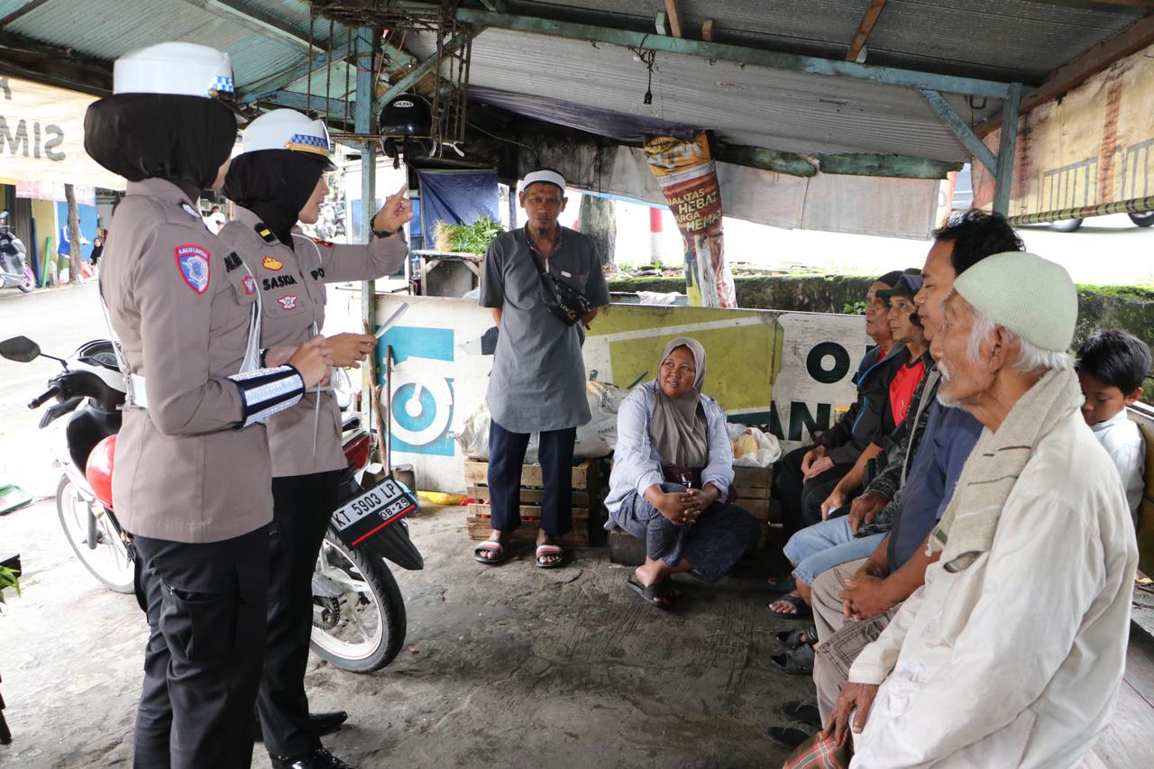 Bagikan Brosur serta Sticker, Satgas Ops.Keselamatan Mahakam Sosialisasikan Himbauan Keselamatan Berlalu Lintas Kepada Masyarakat