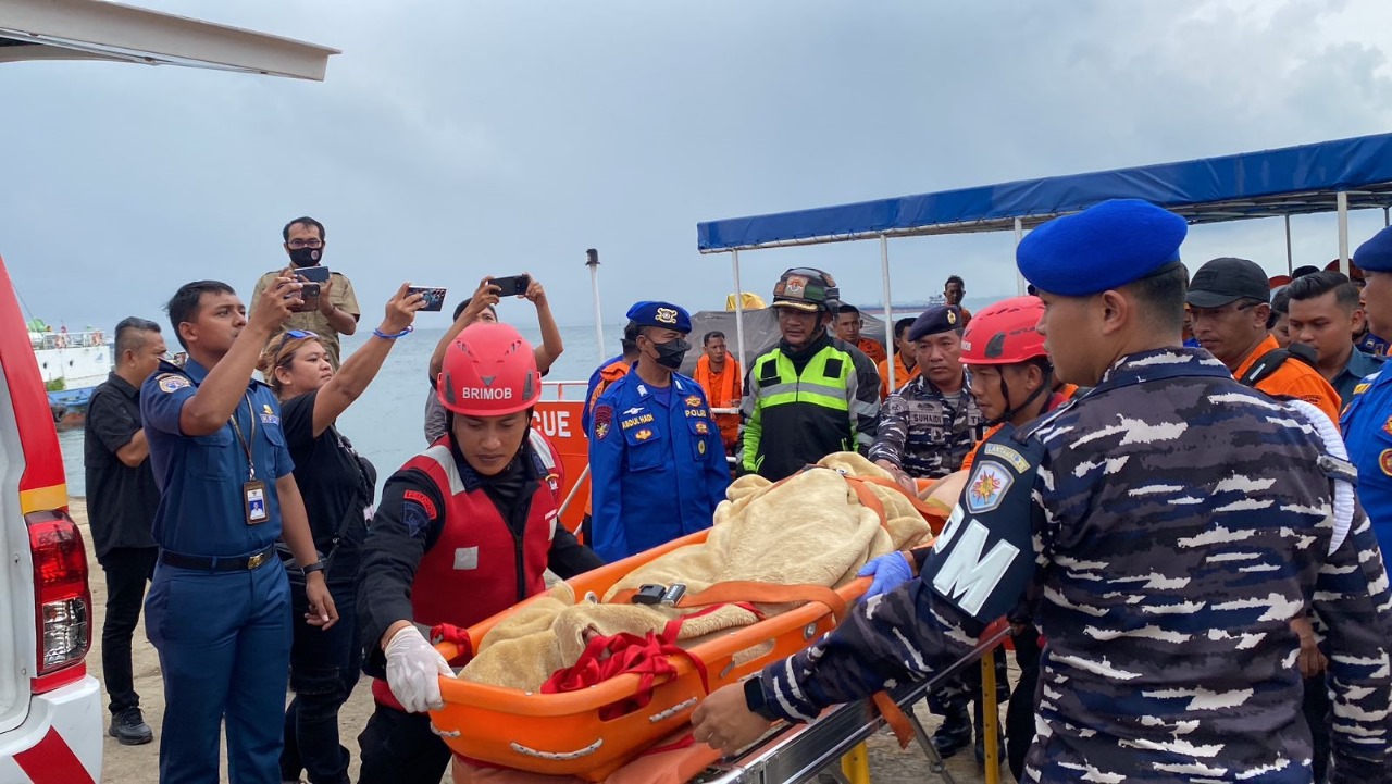 Batalyon A Brimob Kaltim Berhasil Evakuasi ABK Kapal Asing di Perairan Balikpapan
