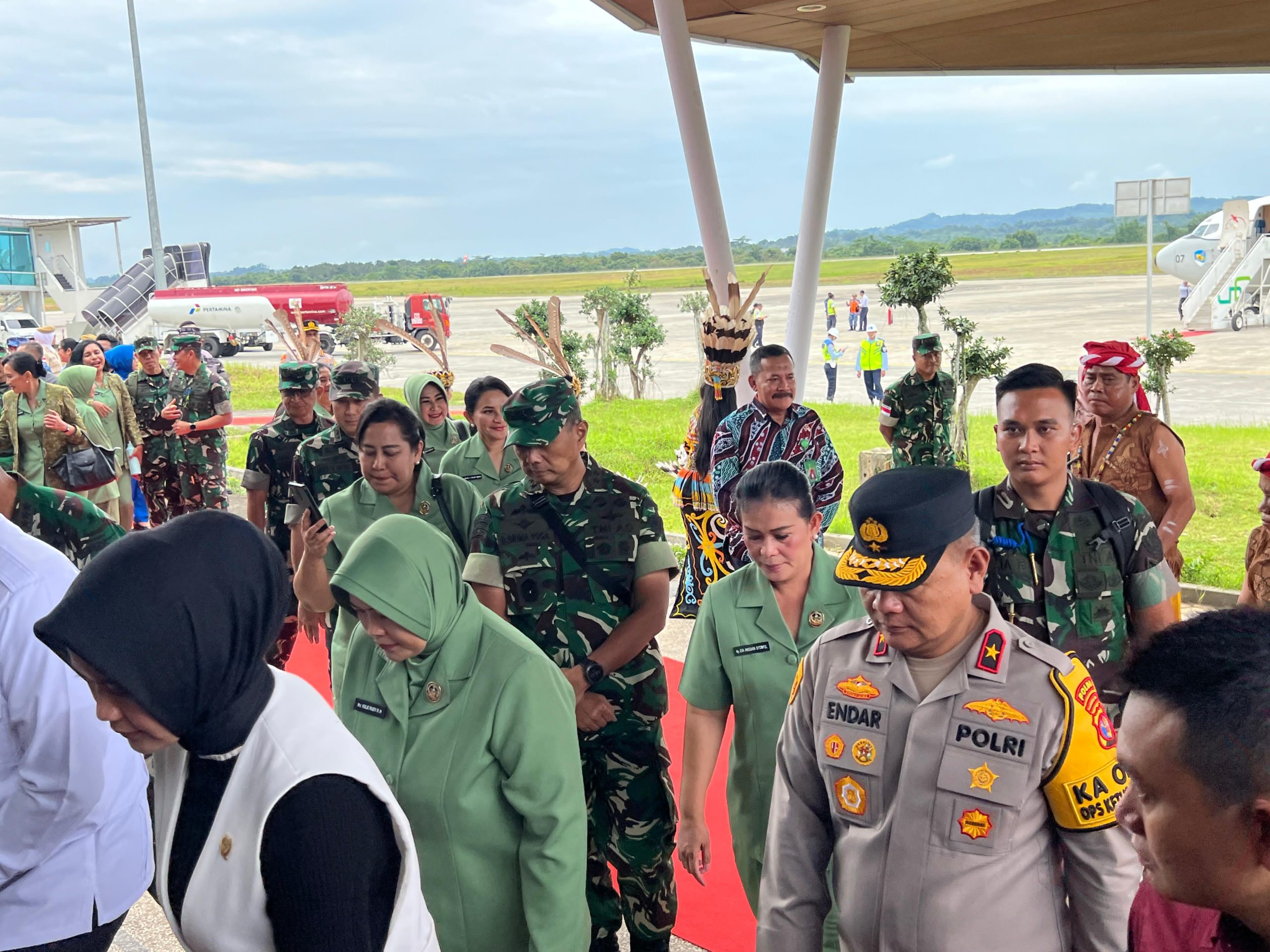 Kapolda Kaltim Sambut Kedatangan KASAD Jenderal TNI Maruli Simanjuntak di Samarinda