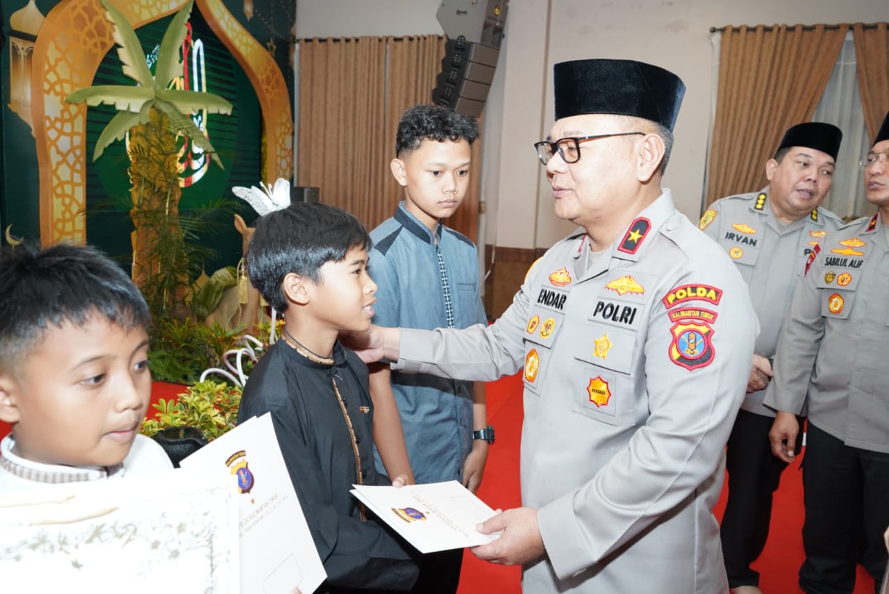 Polda Kaltim Gelar Peringatan Nuzulul Qur’an dan Buka Puasa Bersama, Santuni Anak Yatim dan Beri Penghargaan bagi Anggota Berprestasi