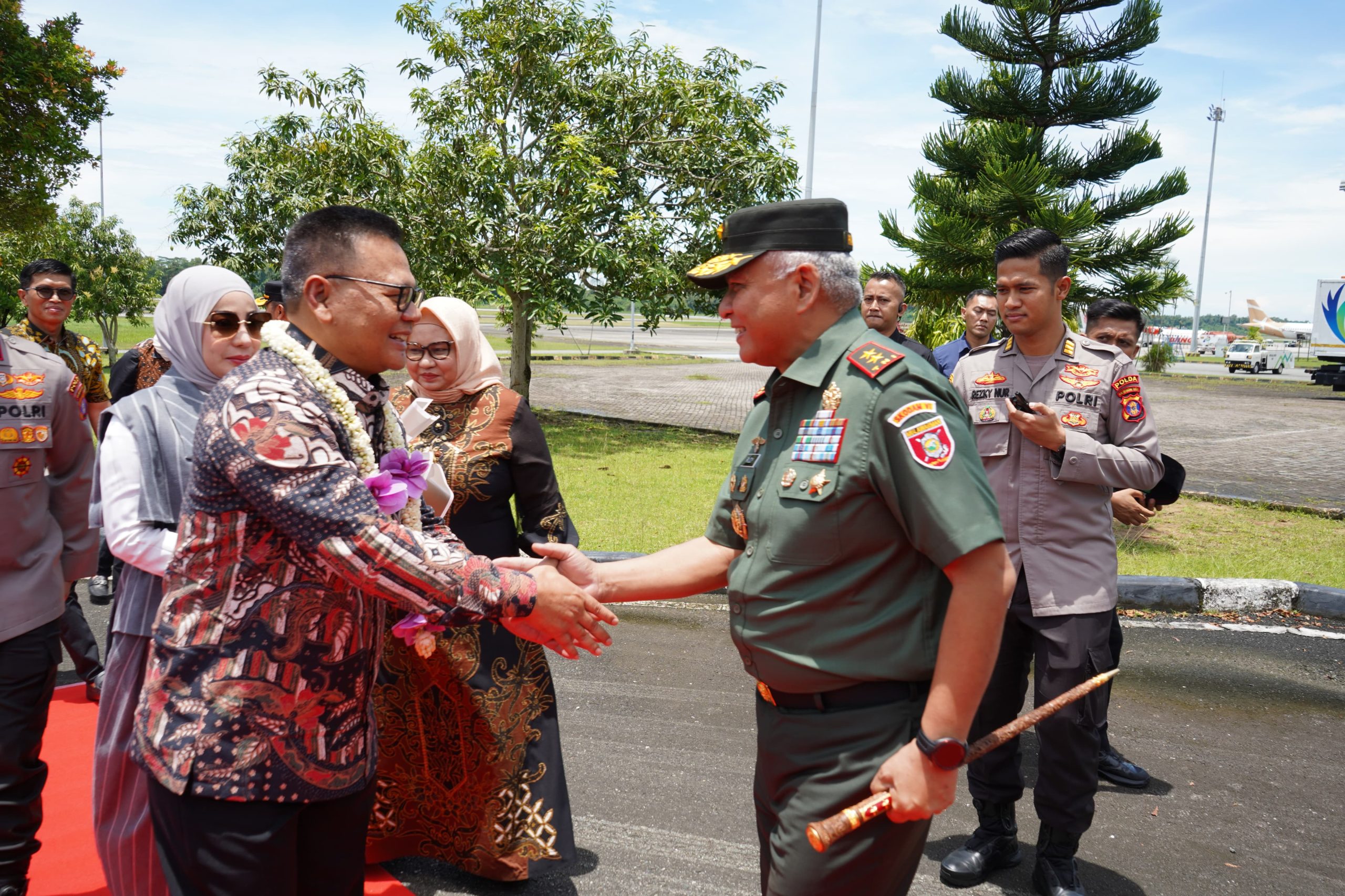 Disambut Tarian Dayak, Kapolda Kaltim Tiba di Bandara SAMS Sepinggan Balikpapan