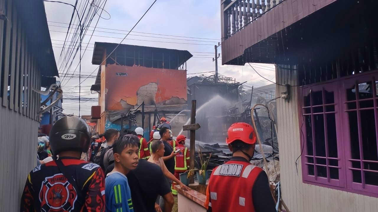 Respon Cepat, Batalyon B Pelopor Sat Brimob Polda Kaltim Bantu Padamkan Kebakaran di Samarinda Seberang