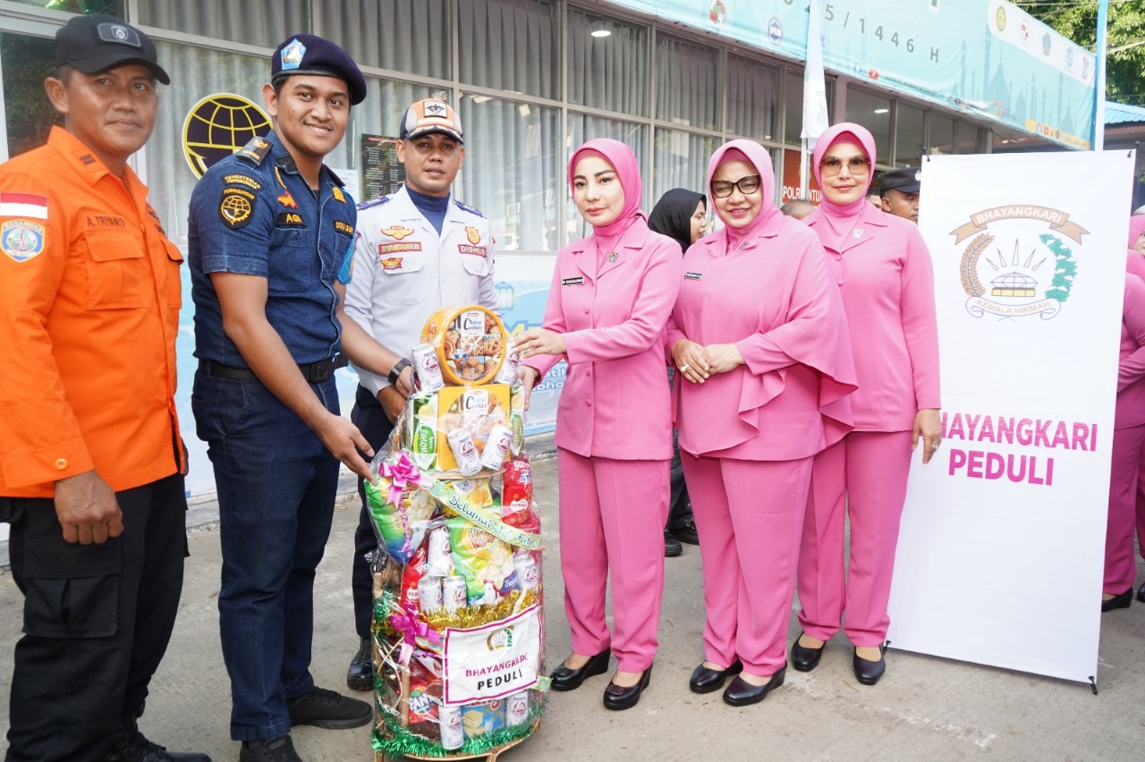Kapolda Kaltim dan Bhayangkari Berikan Tali Asih kepada Personel Pos Pelayanan Operasi Ketupat Mahakam 2025