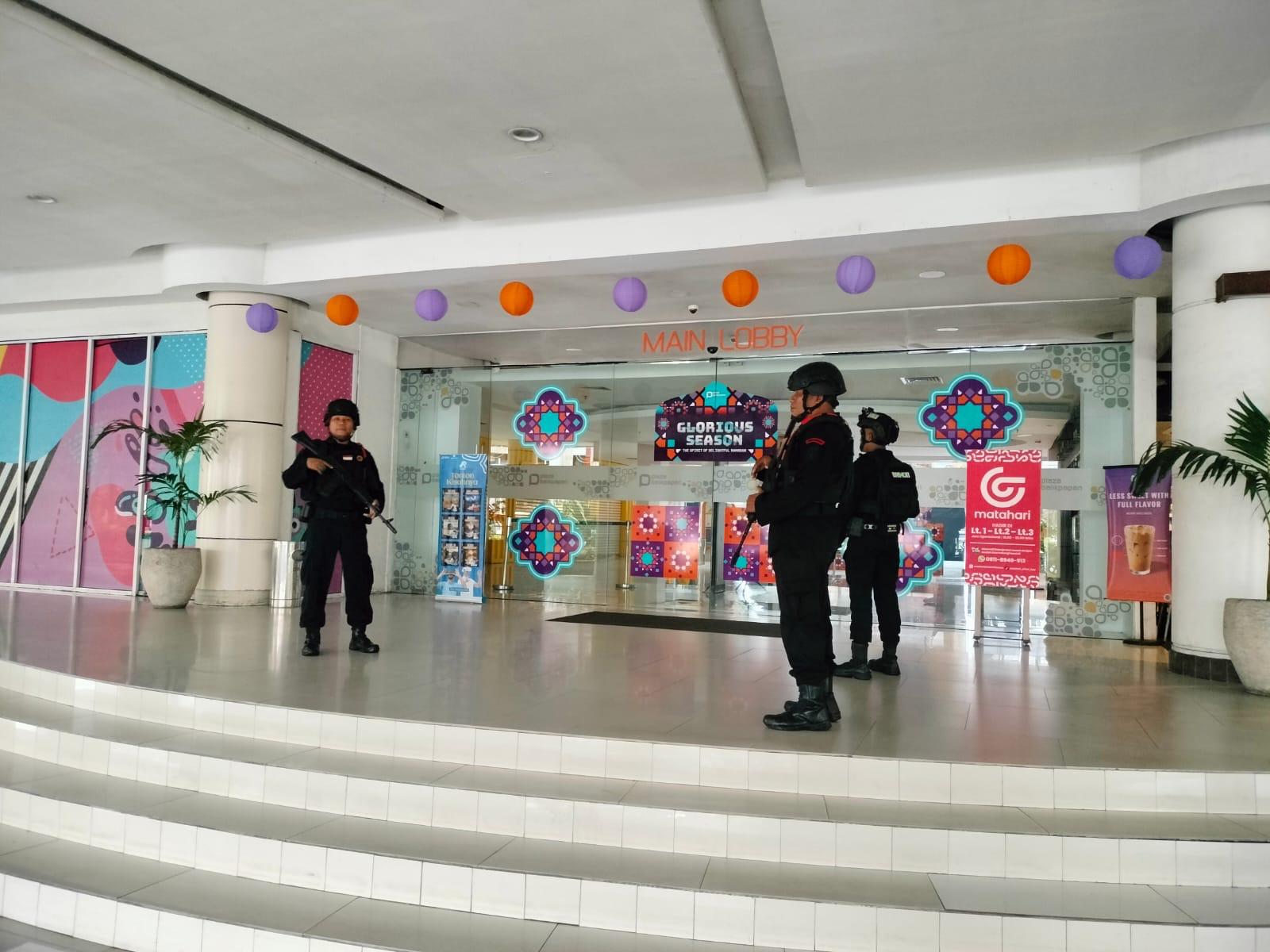 Batalyon A Brimob Kaltim Gelar Patroli di Kawasan Wisata Dan Pusat Perbelanjaan Saat Libur Lebaran 2025