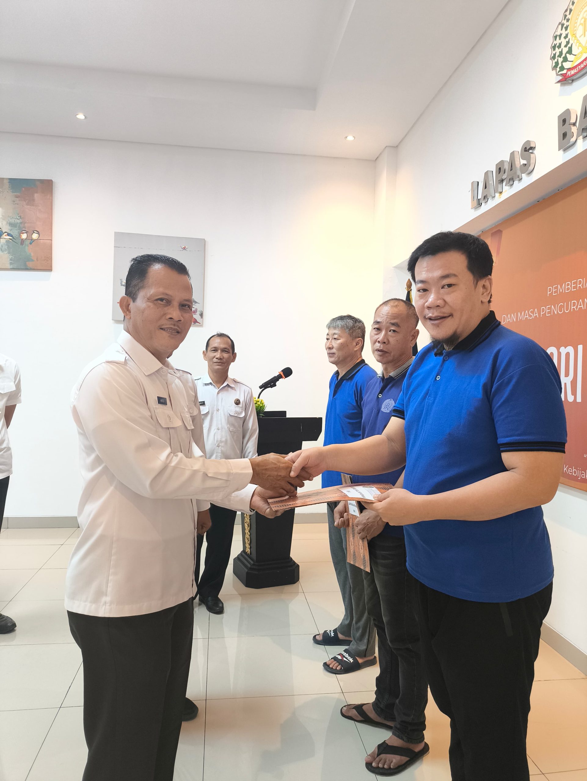 Tiga Warga Binaan Lapas Kelas IIA Balikpapan Terima Remisi Khusus di Hari Raya Waisak 2025