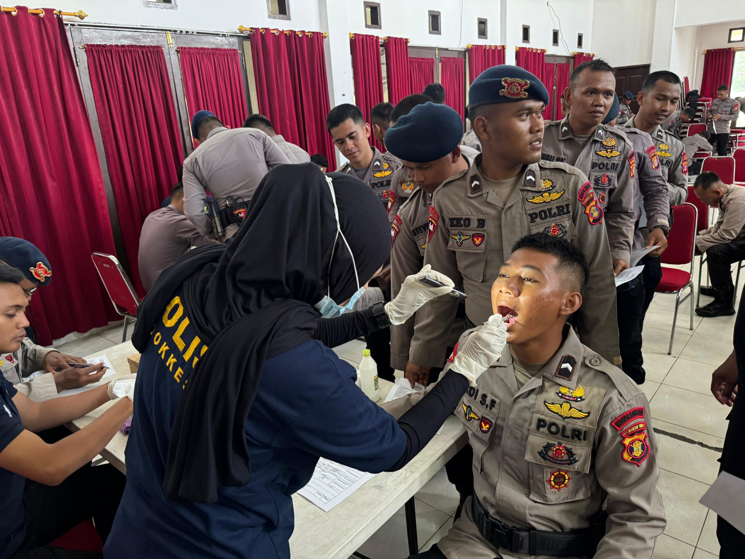 Personel Brimob Polda Kaltim Jalani Pemeriksaan Kesehatan Jelang PSU di Mahakam Ulu