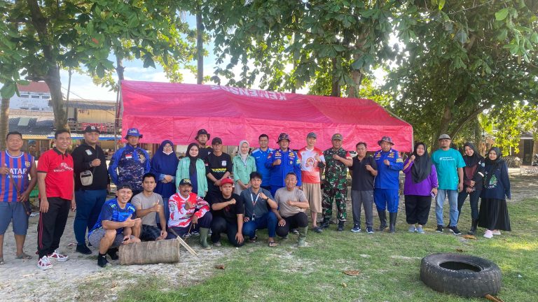 Membangun Kesadaran Lingkungan: Kolaborasi Polairud dan Masyarakat dalam Aksi Bersih Pantai Segara Balikpapan