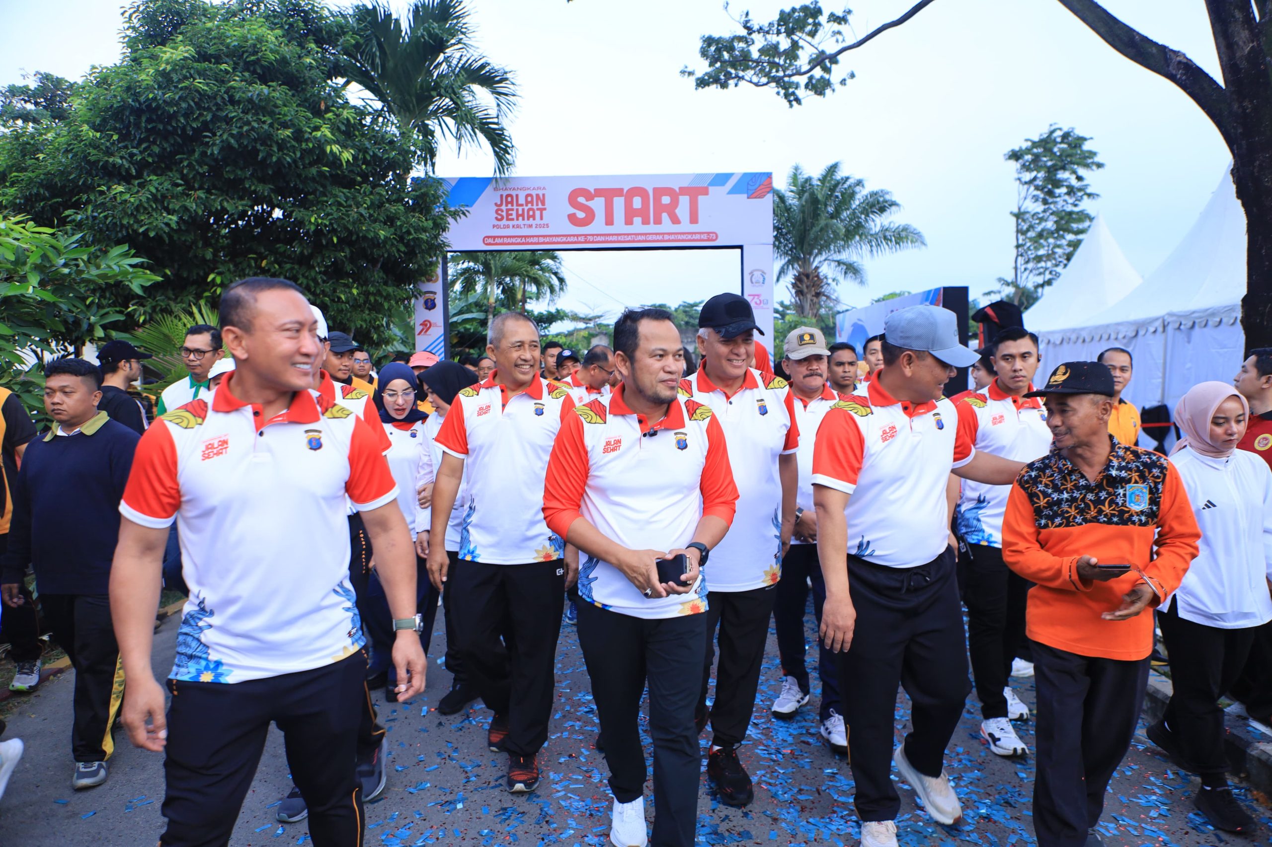 Pangdam VI/Mulawarman Hadiri Jalan Sehat Bhayangkara dan HKGB Polda Kaltim 2025