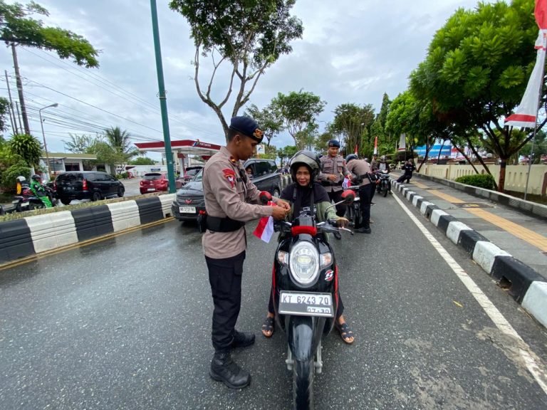 Gelar Aksi “Merah Putih untuk Negeri”, Sat Brimob Polda Kaltim Bagikan 3.000 Bendera