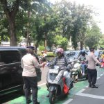 Brimob Metro Jaya Bagikan 5.000 Bendera Merah Putih kepada Warga Jakarta Jelang Hari Kemerdekaan RI