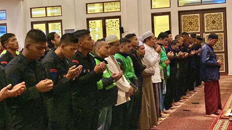 Satuan Brimob Polda Kaltim Gelar Sholat Ghaib dan Doa Bersama untuk Affan Kurniawan