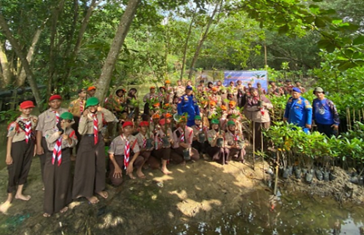 Peringati Hari Mangrove Sedunia, Ditpolairud Polda Kaltim Tanam 500 Bibit Mangrove Bersama Pelajar di Muara Rapak Balikpapan