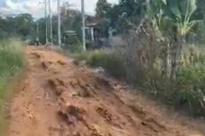Warga Resah, Jalan Poros Kabupaten Sampang Rusak Parah Tak kunjung Diperbaiki