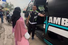 Ambulans Gratis Polres Gresik Bantu Pasien Anak Asal Panceng Kontrol ke RSUD Soetomo Surabaya