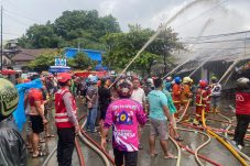 Sigap Tangani Kebakaran, Tim Respon Bencana Brimob Polda Kaltim Bantu Padamkan Api di Kinibalu Samarinda