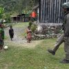 Tebar Keceriaan, Satgas Damai Cartenz Bermain Bola Bersama Anak-anak Puncak Jaya