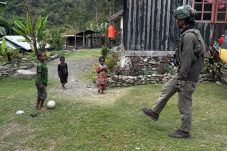 Tebar Keceriaan, Satgas Damai Cartenz Bermain Bola Bersama Anak-anak Puncak Jaya