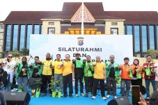 Perkuat Silaturahmi, Polisi dan Ojol Olahraga hingga Makan Bersama di Polda Riau