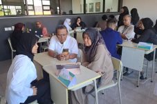 Siswa Presentasi Rencana Karier di Depan Orang Tuanya