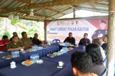 Brimob Polda Kaltim Gelar Jum’at Curhat Bersama Tokoh Masyarakat Karangjoang Balikpapan Utara