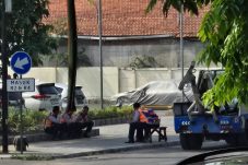 Masyarakat dan AMI Kecam Petugas Dishub Surabaya yang Main HP Saat Jalanan Krodit