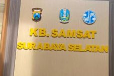 Kantor Samsat Ketintang Diduga Menjadi Ladang Pungutan Liar Warga Berharap Aparat Segera Bertindak Tegas