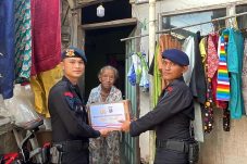 Batalyon A Brimob Kaltim Gelar Jumat Berkah, Bagikan Sembako ke Warga Balikpapan