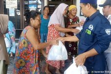 Laskar Tretan Bagi-Bagi Sembako untuk Warga Tegalsari