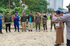 Tindaklanjuti Laporan Masyarakat, Ditpolairud Polda Kaltim bersama DLH Tinjau Pencemaran Limbah Unggas di Kawasan Pesisir Pasar Baru