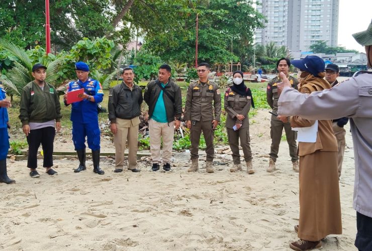 Tindaklanjuti Laporan Masyarakat, Ditpolairud Polda Kaltim bersama DLH Tinjau Pencemaran Limbah Unggas di Kawasan Pesisir Pasar Baru
