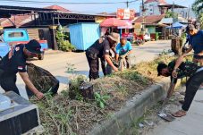 Sinergi Polri-TNI: Brimob Kaltim Gelar Karya Bakti di Pasar Harapan Baru Sambut HUT ke-80 TNI