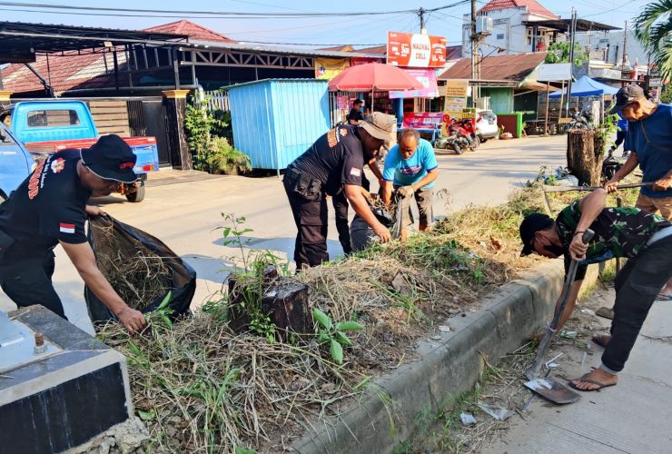Sinergi Polri-TNI: Brimob Kaltim Gelar Karya Bakti di Pasar Harapan Baru Sambut HUT ke-80 TNI