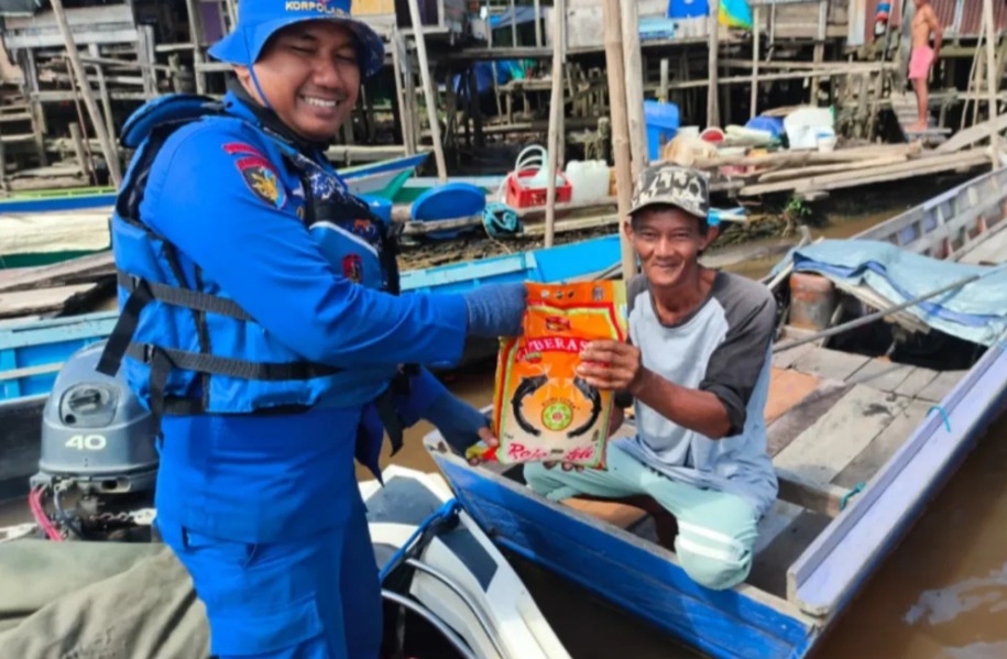 Jumat Berkah, Sat Polairud Polresta Samarinda Bagikan Sembako Sekaligus beri Edukasi Keselamatan di Kawasan Sungai Mahakam
