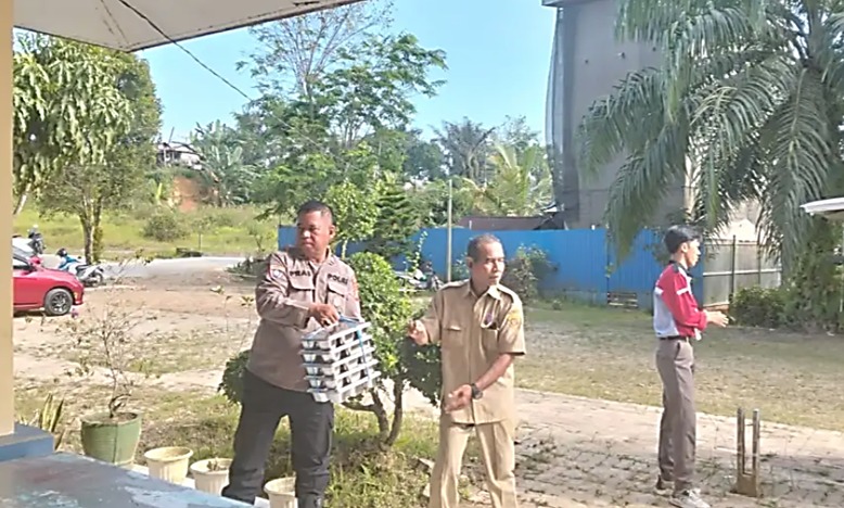 Bhabinkamtibmas Polsek Sungai Kunjang Dampingi Pelaksanaan Program Makan Bergizi Gratis