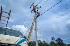 PLN Samarinda Gerak Cepat Pulihkan Listrik Terdampak Cuaca Buruk di Samarinda Seberang