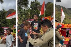 Personel Satgas Ops Damai Cartenz Sambangi Anak-anak di Pos Satgas Tindak Kulirik