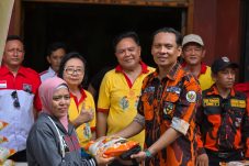 Toleransi Nyata di Tengah Masyarakat, Klenteng Teng Swie Bio Krian Gelar Bakti Sosial Massal