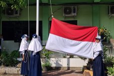 Upacara Bendera di MTSN 03 Surabaya Berlangsung Khidmat Siswa Kelas IX Diharapkan Berikan Kesan Yang Terbaik