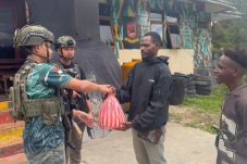 Personel Operasi Damai Cartenz Gelar Kegiatan Humanis Bersama Warga Enarotali